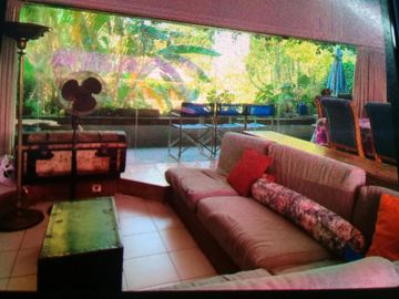 EXCELENTE PROPIEDAD CON GARAGE,PARQUE Y PISCINA.