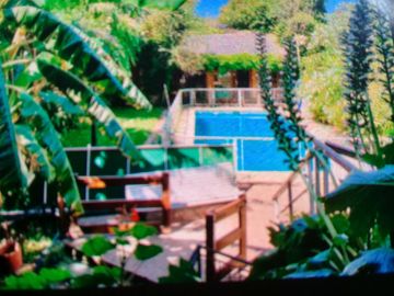 EXCELENTE PROPIEDAD CON GARAGE,PARQUE Y PISCINA.