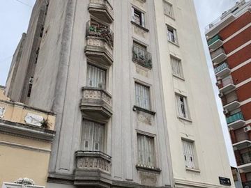 AMPLIO SEMIPISO DE 2 AMBIENTES CON POSIBILIDAD DE 3