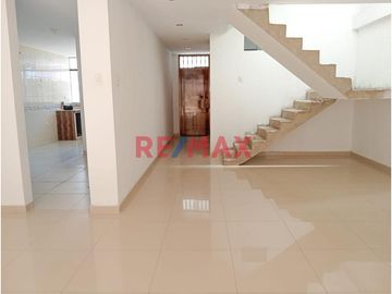 Venta de casa en Urb. San Isidro I Etapa, calle Uranio con Base para 5 pisos!
Ubicada cerca de Av. Metropolitana, Universidad Privada del Norte (UPN)