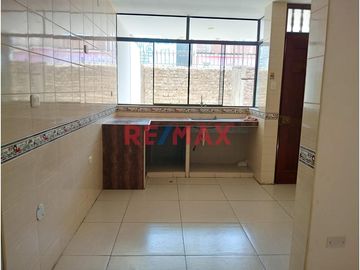 Venta de casa en Urb. San Isidro I Etapa, calle Uranio con Base para 5 pisos!
Ubicada cerca de Av. Metropolitana, Universidad Privada del Norte (UPN)