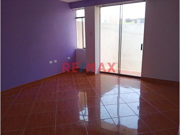 Venta de casa en Urb. San Isidro I Etapa, calle Uranio con Base para 5 pisos!
Ubicada cerca de Av. Metropolitana, Universidad Privada del Norte (UPN)