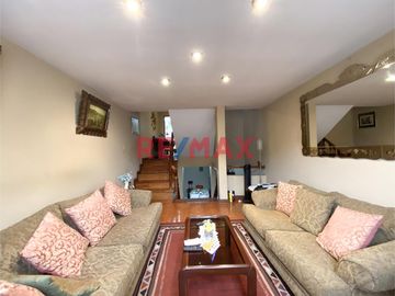 Se Vende Departamento Tipo Casa De 4 Pisos                                       Puerta A La Calle                                  Av. Ignacio Merino