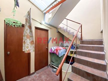 Se Vende Departamento Tipo Casa De 4 Pisos                                       Puerta A La Calle                                  Av. Ignacio Merino