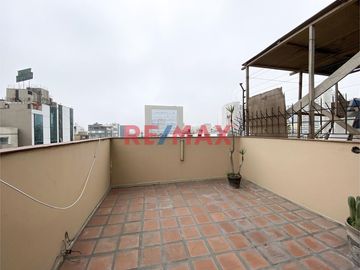 Se Vende Departamento Tipo Casa De 4 Pisos                                       Puerta A La Calle                                  Av. Ignacio Merino