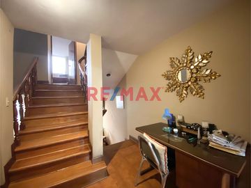 Se Vende Departamento Tipo Casa De 4 Pisos                                       Puerta A La Calle                                  Av. Ignacio Merino