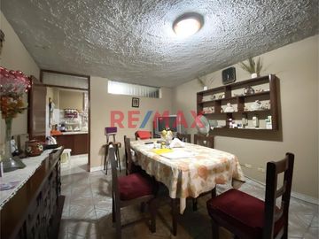 Se Vende Departamento Tipo Casa De 4 Pisos                                       Puerta A La Calle                                  Av. Ignacio Merino