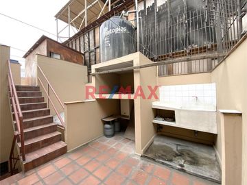 Se Vende Departamento Tipo Casa De 4 Pisos                                       Puerta A La Calle                                  Av. Ignacio Merino