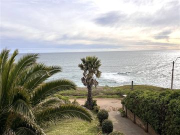 Casa en venta de 3 dorm. frente al mar - Quintero