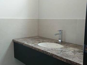 Venta casa 3 dormitorios acabados de lujo, Por estrenar, Sector Nayón