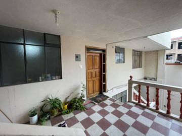 Casa rentera en venta en el centro de Loja