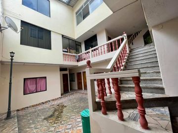 Casa rentera en venta en el centro de Loja