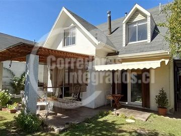 2 PISOS. 240 M2. 4 dorm. 2 Baños. en Peñalolén