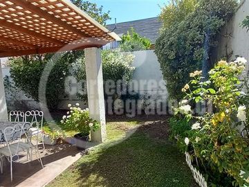 2 PISOS. 240 M2. 4 dorm. 2 Baños. en Peñalolén