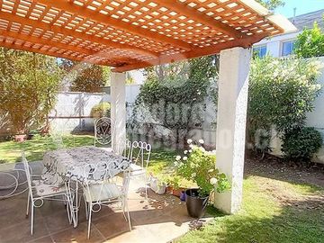 2 PISOS. 240 M2. 4 dorm. 2 Baños. en Peñalolén
