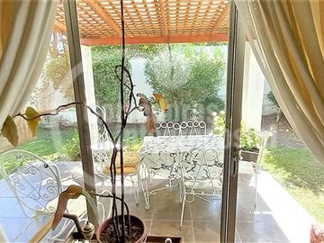 2 PISOS. 240 M2. 4 dorm. 2 Baños. en Peñalolén
