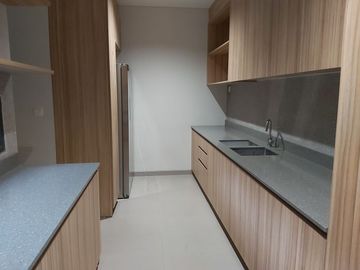 RUMAH MEWAH SULTAN LYNDON 3 LANTAI DENGAN LIFT MURAH DEKAT TOL BSDCITY