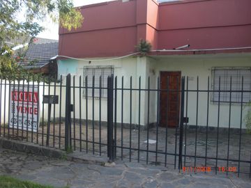 P-H FRENTE, CUATRO AMBIENTES, CON E/AUTO, JARDIN, ENTRADA IND.