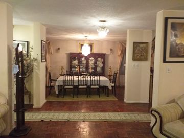 Venta de amplia casa en urbanización El Condado de 4 dormitorios, 2