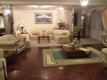 Venta de amplia casa en urbanización El Condado de 4 dormitorios, 2
