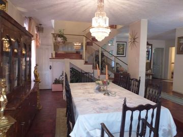Venta de amplia casa en urbanización El Condado de 4 dormitorios, 2