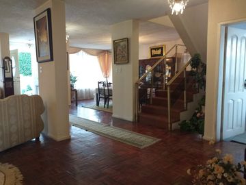 Venta de amplia casa en urbanización El Condado de 4 dormitorios, 2
