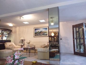 Venta de amplia casa en urbanización El Condado de 4 dormitorios, 2