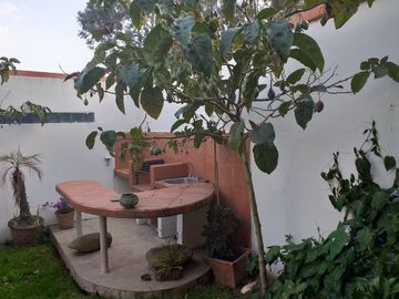 Venta de amplia casa en urbanización El Condado de 4 dormitorios, 2