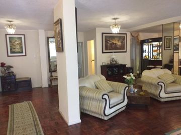 Venta de amplia casa en urbanización El Condado de 4 dormitorios, 2