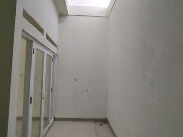 Rumah dekat ke jalan raya bebas banjir