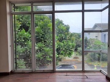 Rumah Dengan Posisi Hook Yang Nyaman Dan Asri Di Sektor 7 - DW 2743