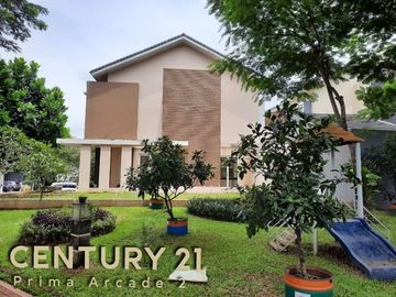 Rumah Dengan Posisi Hook Yang Nyaman Dan Asri Di Sektor 7 - DW 2743