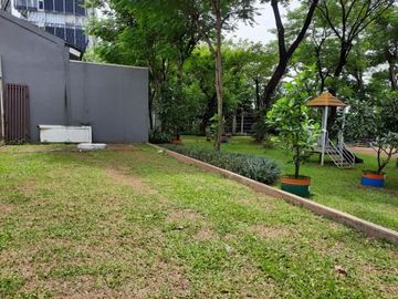 Rumah Dengan Posisi Hook Yang Nyaman Dan Asri Di Sektor 7 - DW 2743