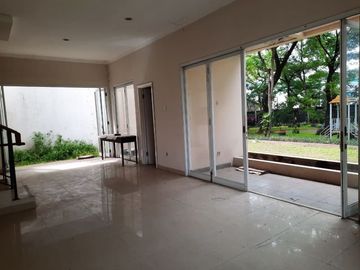 Rumah Dengan Posisi Hook Yang Nyaman Dan Asri Di Sektor 7 - DW 2743
