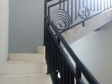 Jual rumah minimalis dua lantai siap huni Jagakarsa