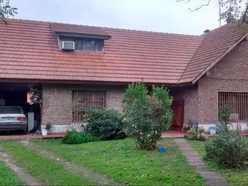 Excelente casa de 4 amb en barrio cerrado