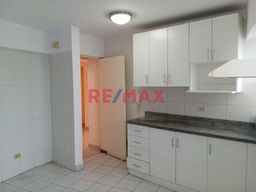 ¡VIVE EN LO MÁS ALTO DE CASUARINAS ALTA – SURCO! 🌇
✨ FLAT EN VENTA CON BALCÓN| 10° PISO | VISTA PANORÁMICA | ZONA EXCLUSIVA

📍 Ubicación privilegia