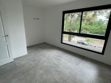 Duplex a estrenar 3 ambientes al frente  con cochera y patio. Muy luminoso