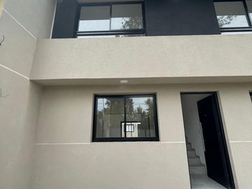 Duplex a estrenar 3 ambientes al frente  con cochera y patio. Muy luminoso