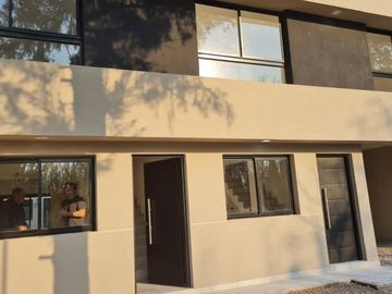Duplex a estrenar 3 ambientes al frente  con cochera y patio. Muy luminoso