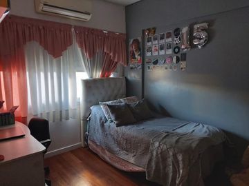 EXCELENTE PISO 4 AMBIENTES CON COCHERA