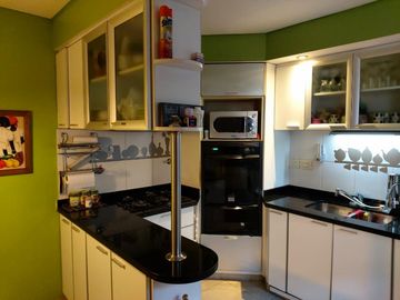 EXCELENTE PISO 4 AMBIENTES CON COCHERA