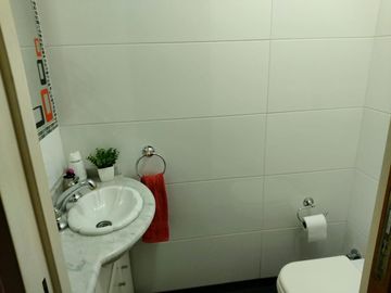 EXCELENTE PISO 4 AMBIENTES CON COCHERA
