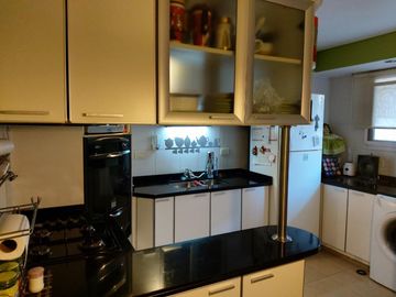 EXCELENTE PISO 4 AMBIENTES CON COCHERA