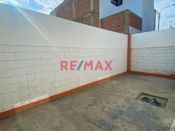 🏡 ¡Oportunidad única en Urb. Las Puertas Del Sol, La Victoria - Chiclayo! 🌞

Te presentamos esta acogedora casa ubicada en la tranquila urbanización
