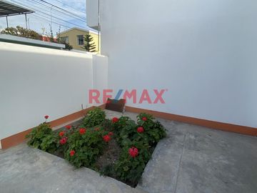 🏡 ¡Oportunidad única en Urb. Las Puertas Del Sol, La Victoria - Chiclayo! 🌞

Te presentamos esta acogedora casa ubicada en la tranquila urbanización
