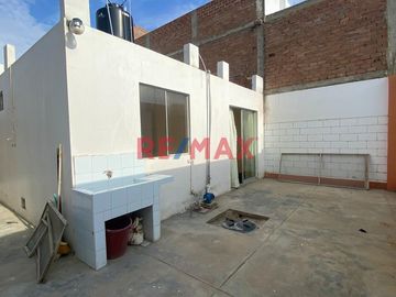 🏡 ¡Oportunidad única en Urb. Las Puertas Del Sol, La Victoria - Chiclayo! 🌞

Te presentamos esta acogedora casa ubicada en la tranquila urbanización