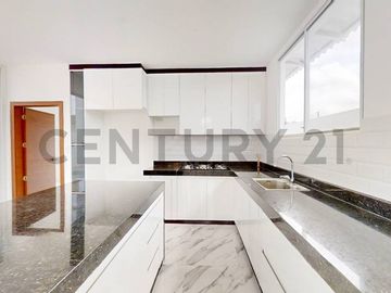 Moderna Casa con Excelentes Acabados de venta en Condado de Vicolinci