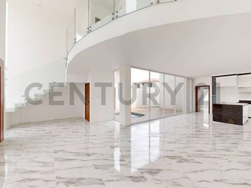 Moderna Casa con Excelentes Acabados de venta en Condado de Vicolinci