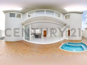 Moderna Casa con Excelentes Acabados de venta en Condado de Vicolinci